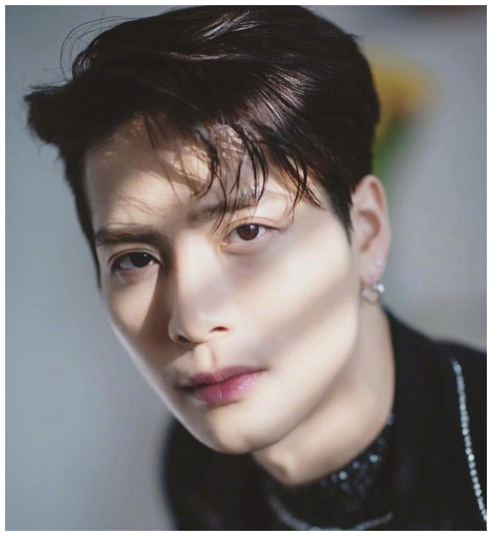 王嘉尔最新大片来袭,黑色西装酷炫十足,带你感受型男魅力