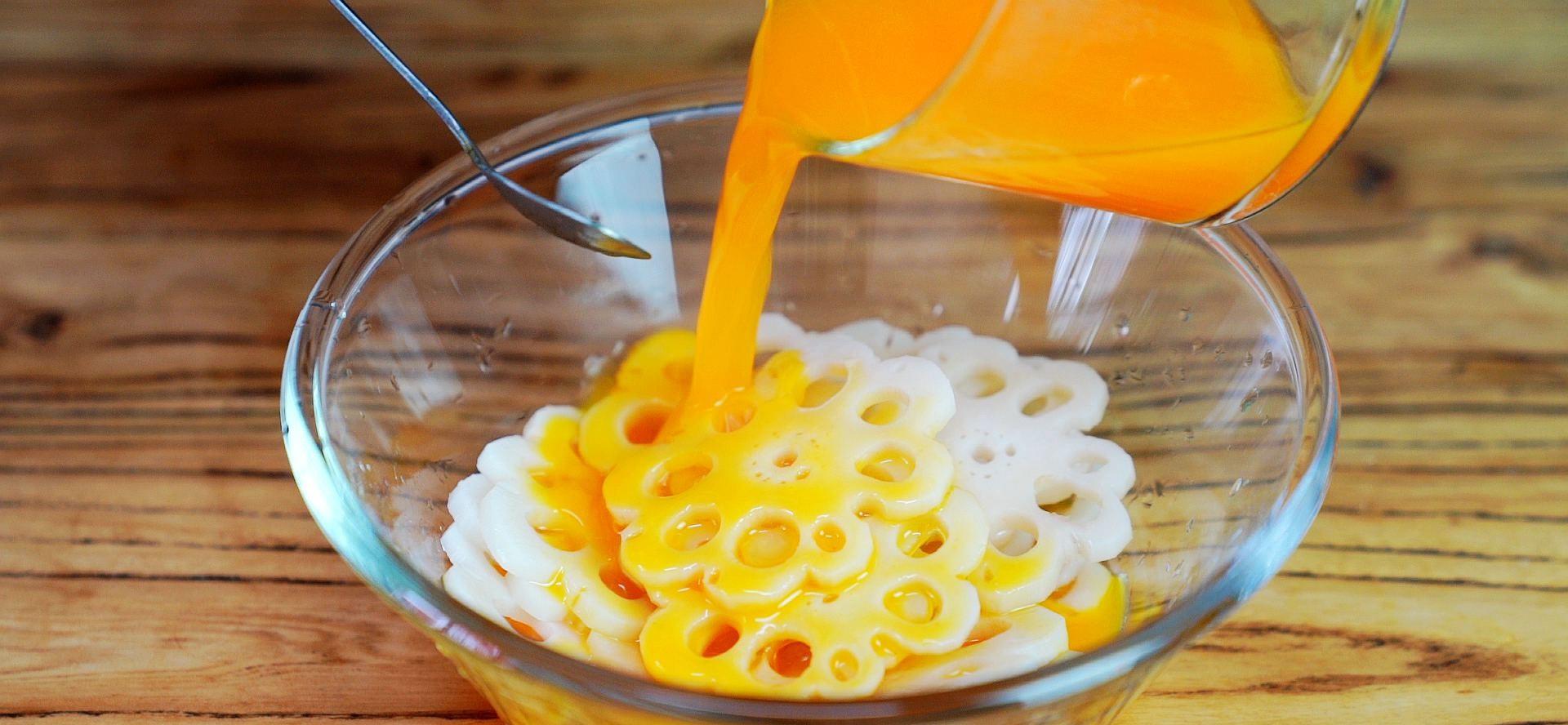 这个凉菜特适合过节吃又脆又甜颜值高只是给藕换个切法特简单