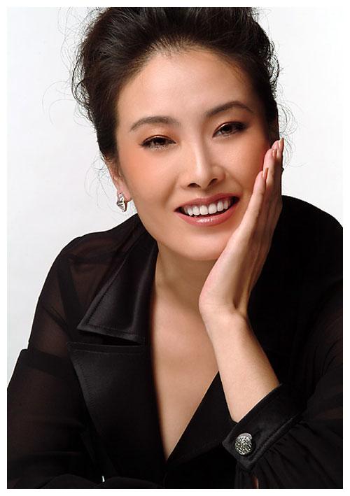 19岁出道,31岁赌气嫁给相恋8年男友的铁哥们,今50岁被宠成公主