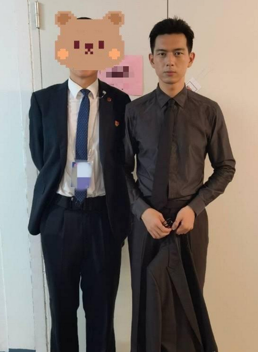 网友晒与李现合影刻意p高自己,被粉丝质疑后爆原图笑死人