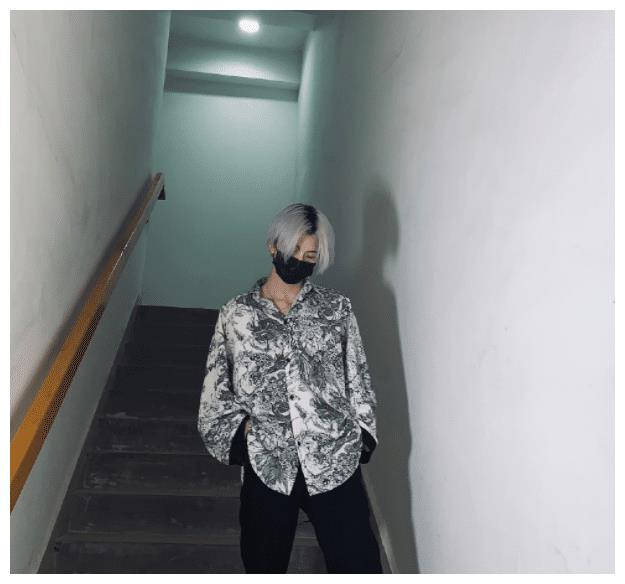 原来"七鹤大人"是他的艺名,知道真实姓名后,听起来像韩国欧巴