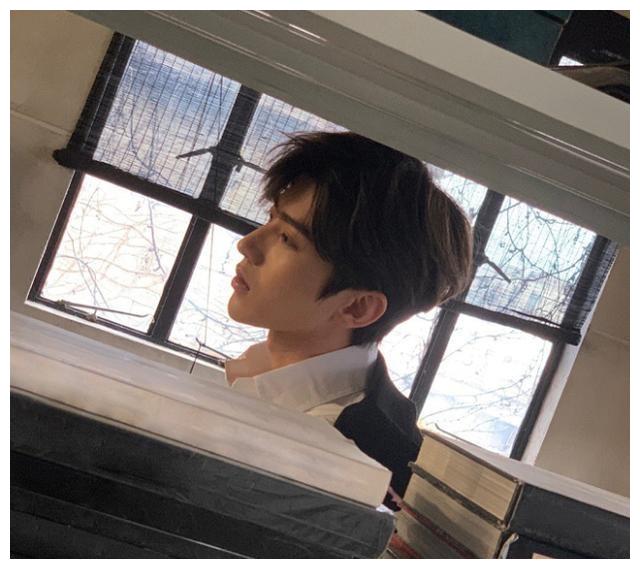 从"女友",蔡徐坤,侧脸太完美的角度来看,粉丝们会问是谁拍的