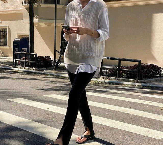 戚薇太会穿，白色上衣配蓝色牛仔衬衫，既俏皮又有东方女性的韵味休闲区蓝鸢梦想 - Www.slyday.coM