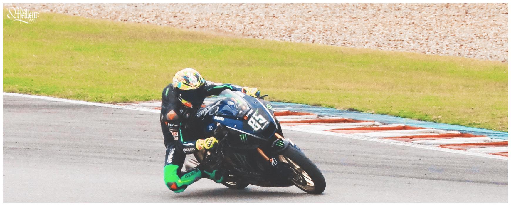 王一博摩托车比赛摔车,与第二失之交臂,虽然输了比赛人平安就好