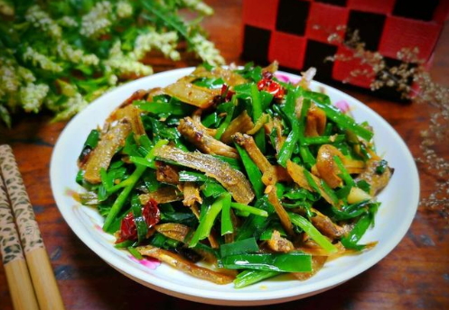 简单一炒,鲜味十足,端上桌孩子盯着抢|韭菜|鱼干|干辣椒_新浪新闻