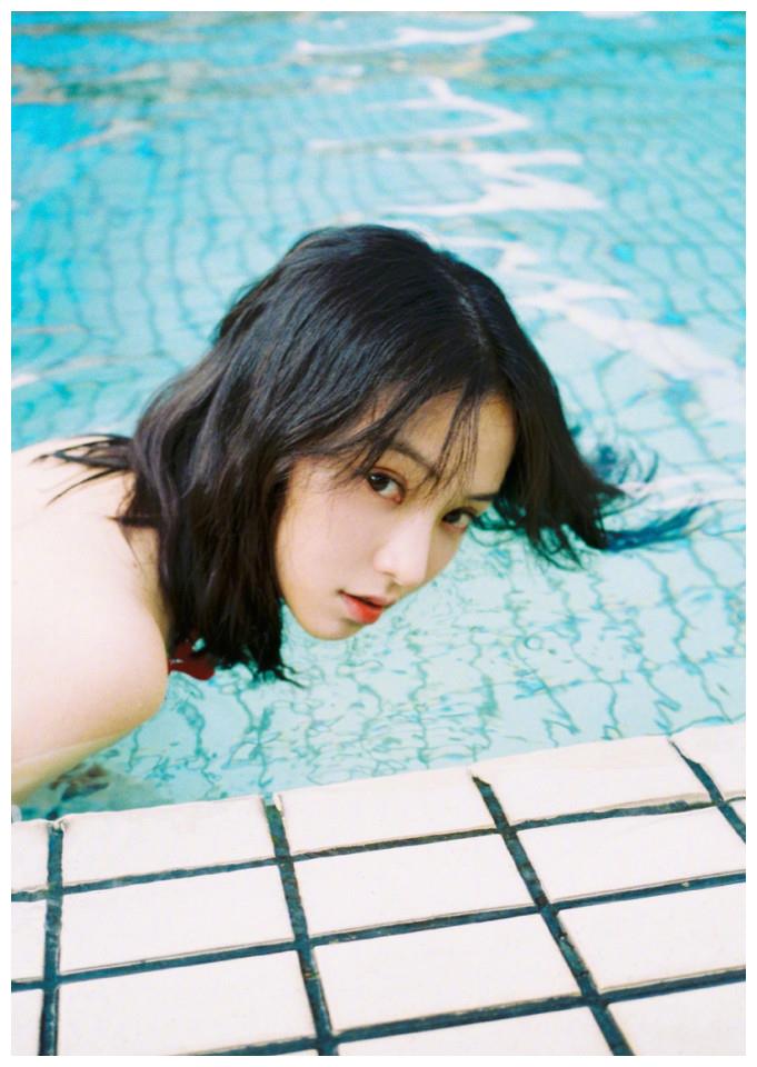 漂亮女明星黄灿灿红色背心黑色泳裤泳池写真
