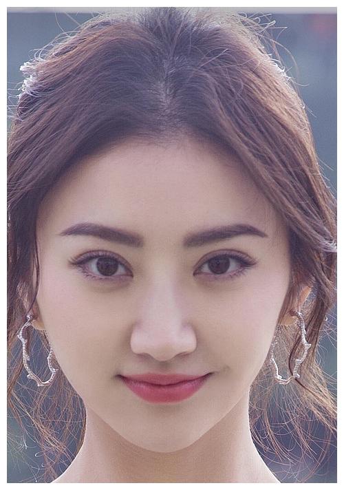 特征就是眼头开得宽,双眼皮宽度大:女明星似乎都是大眼睛双眼皮,但是