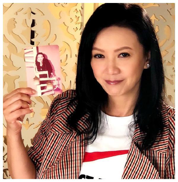 还记得梁朝伟前女友曾华倩吗她55岁长这样