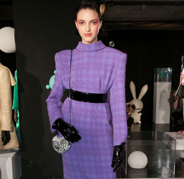 经典的韩流风格服装,穿出十足的帅气,托出自己上半身的完美身材