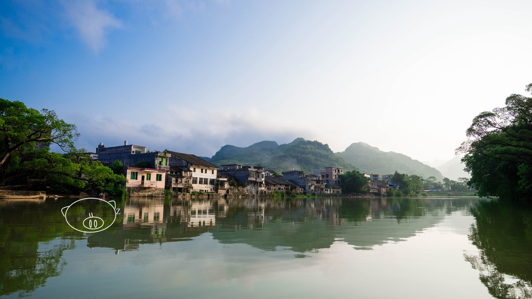 清远体验独特兴味的旅程乘坐的竹筏漂流在宁静而柔美河面上