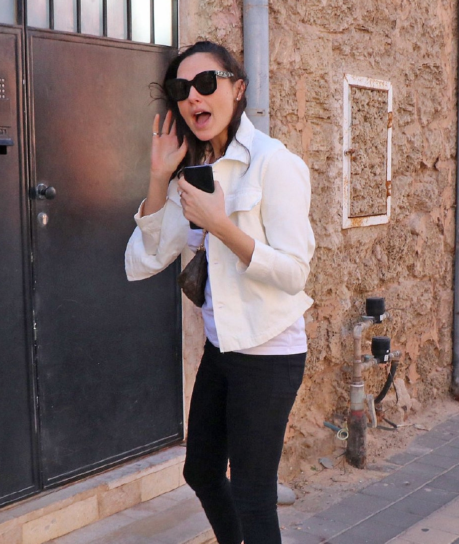 34岁盖尔加朵低调亮相dc的神奇女侠居然住在普通平房