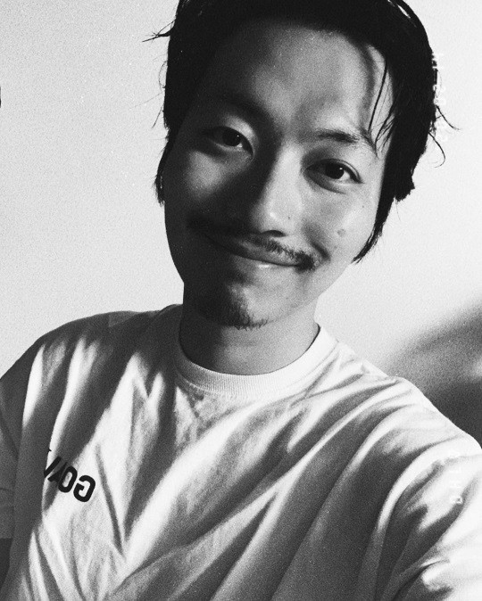 韩国艺人李东辉sns发近照吸引粉丝关注