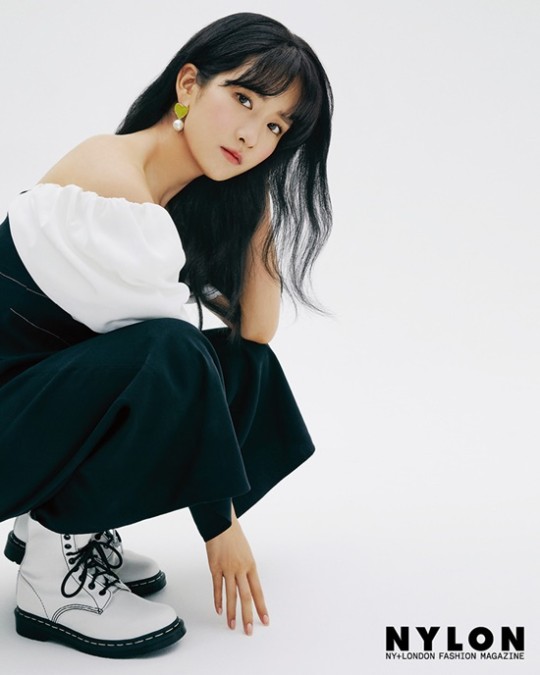 宇宙少女成员exy雪娥携手拍杂志写真