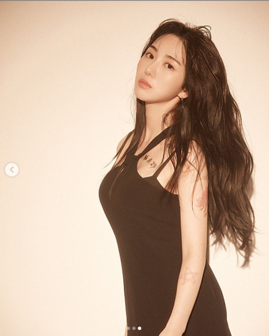 韩女星权玟娥在皮肤上写真 露手臂菊花纹身|近照|人权|韩国_新浪新闻