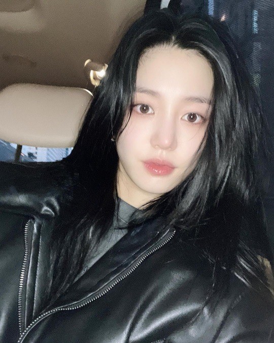 韩国女艺人李侑菲sns发照秀出众美貌