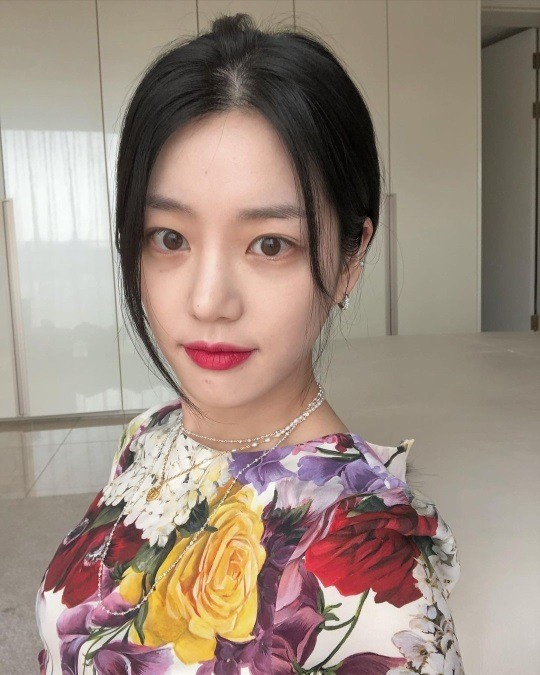 韩国女艺人李侑菲sns发照秀出众美貌