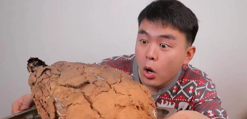 外国人不识货,笑中国人吃石头,敲开后傻眼了