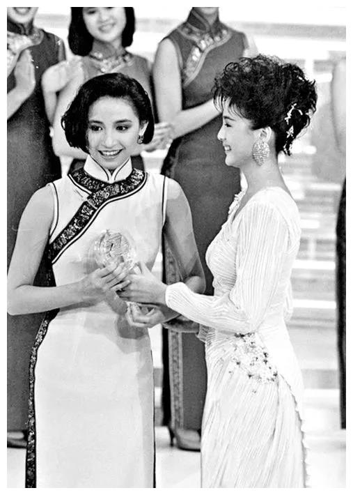 虽然没得冠军,但她的风头完全盖住了有硕士学位的冠军李美珊.