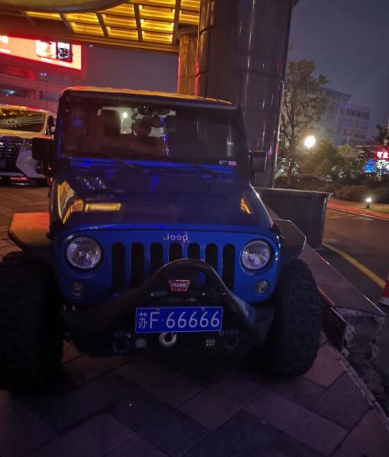 南通大饭店实拍jeep牧马人,车牌"66666"如今已成网红!