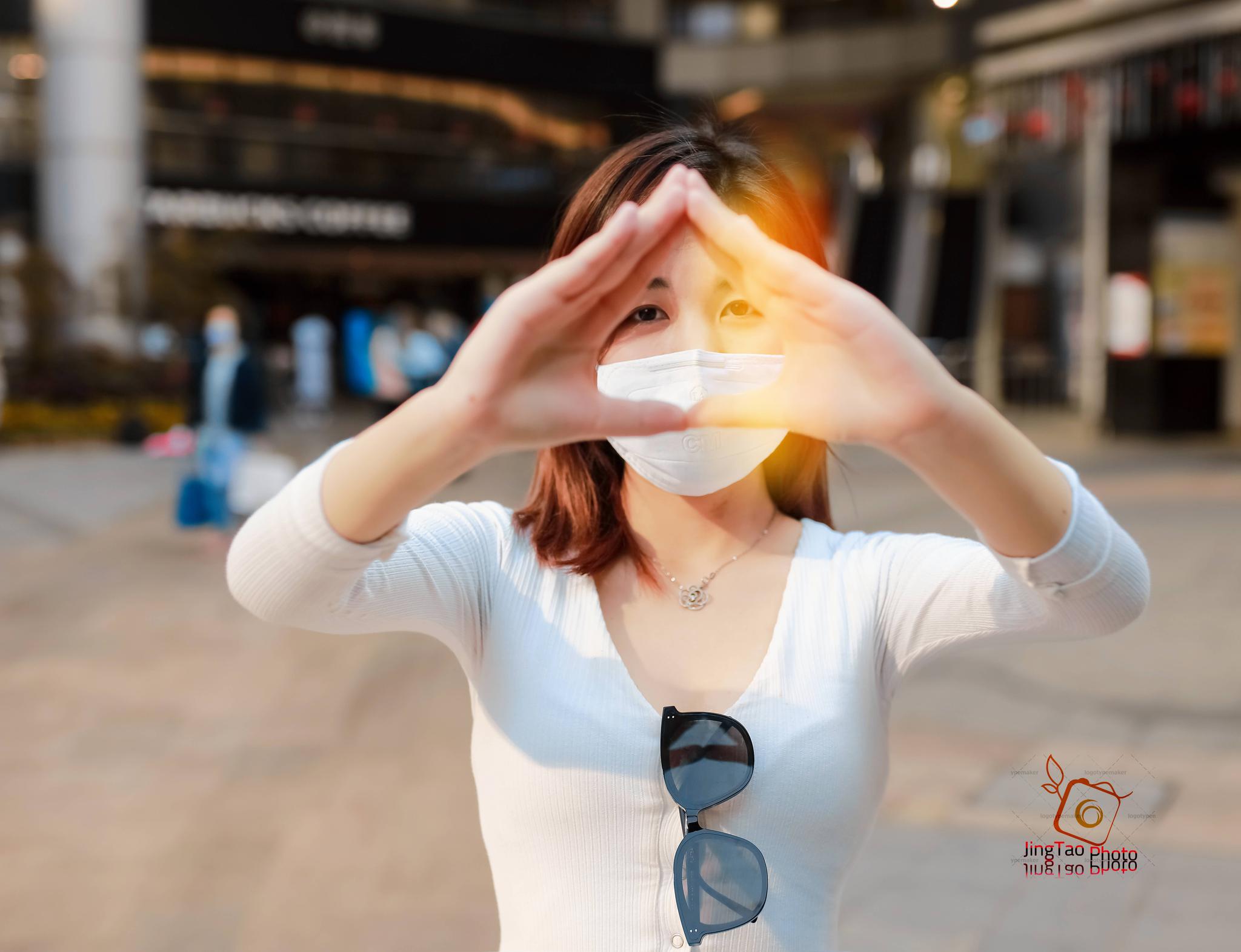 战疫公益拍摄若有爱就有光重庆小姐姐为武汉花式比心