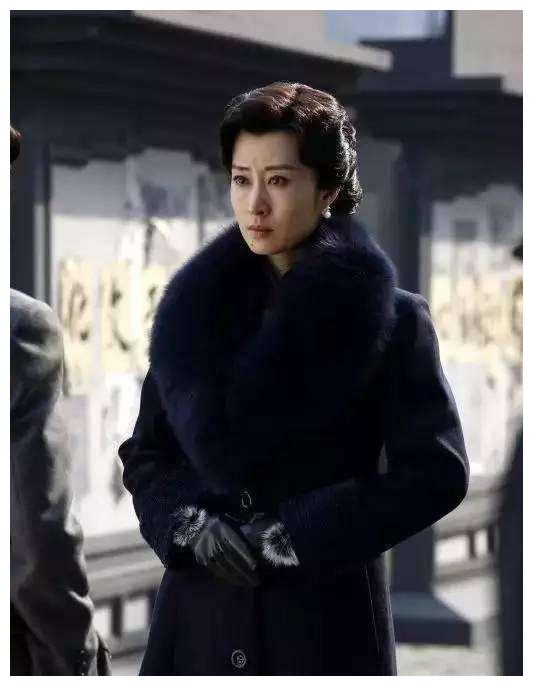 伪装者大姐大演唱《红色高跟鞋》,表情管理把网友笑翻了!