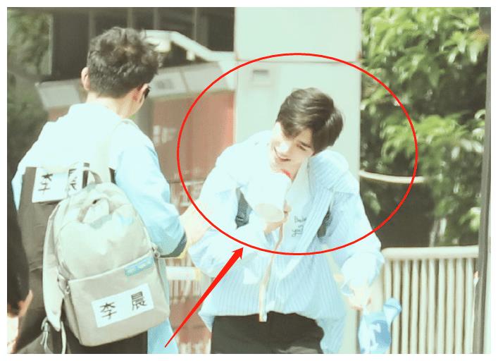 都说蔡徐坤靠颜值撑场，看他录跑男留下的淤青，就不这么认为了休闲区蓝鸢梦想 - Www.slyday.coM