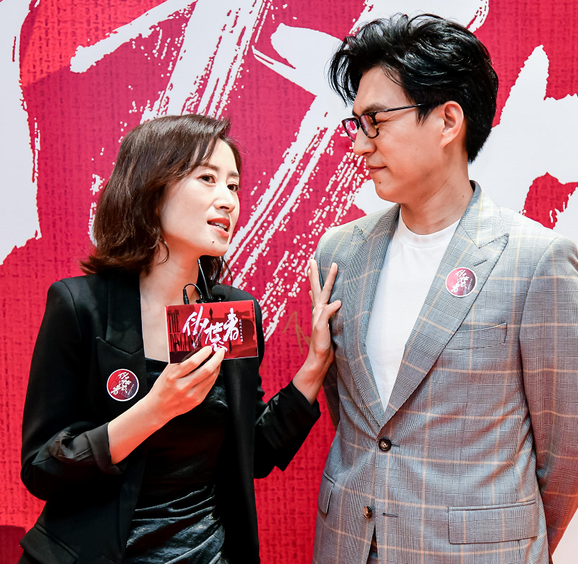 靳东音乐剧首演,刘敏涛助阵,姐弟俩合影梦回伪装者