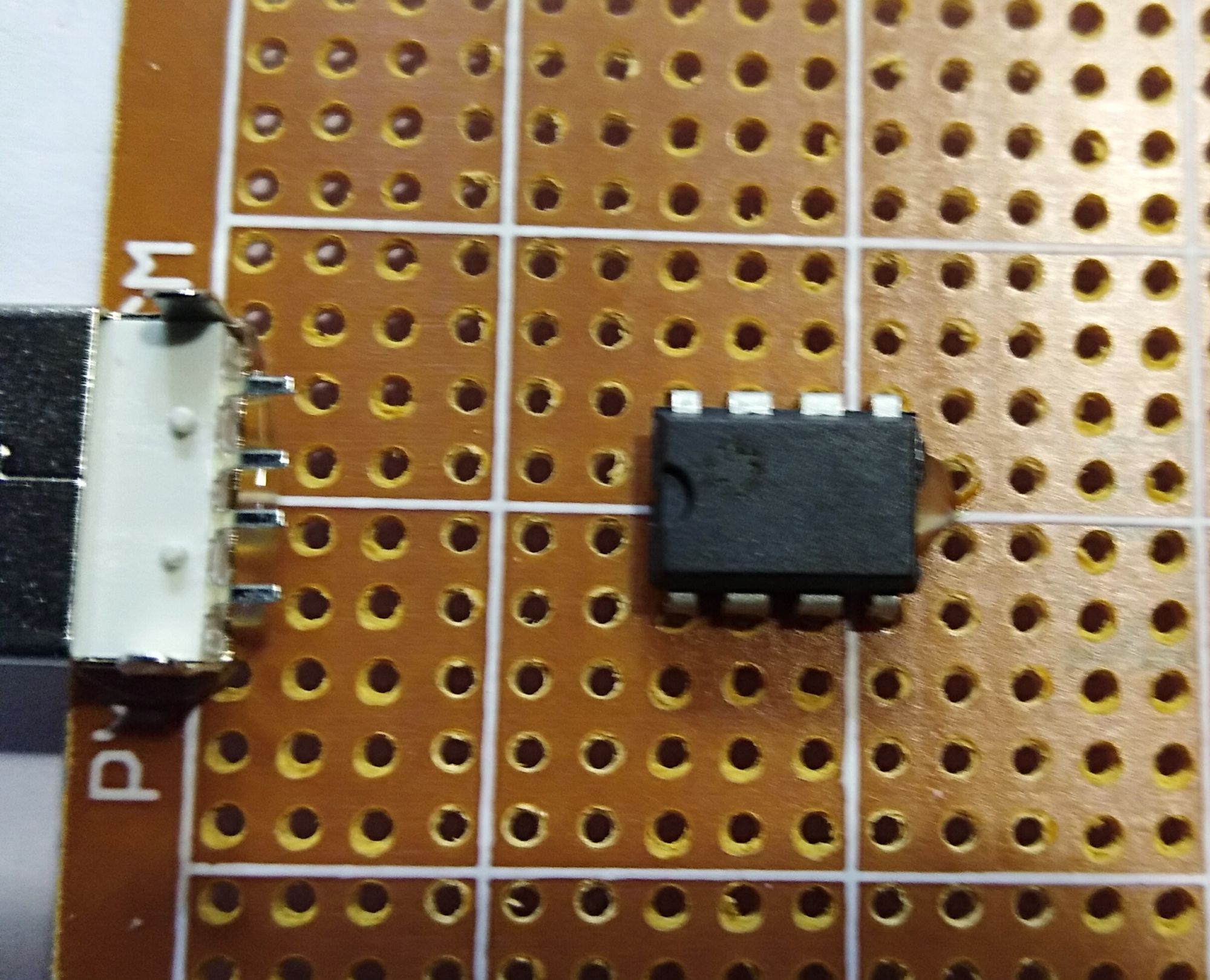 材料:一块洞洞板,一个usb公头,一个ne555p芯片