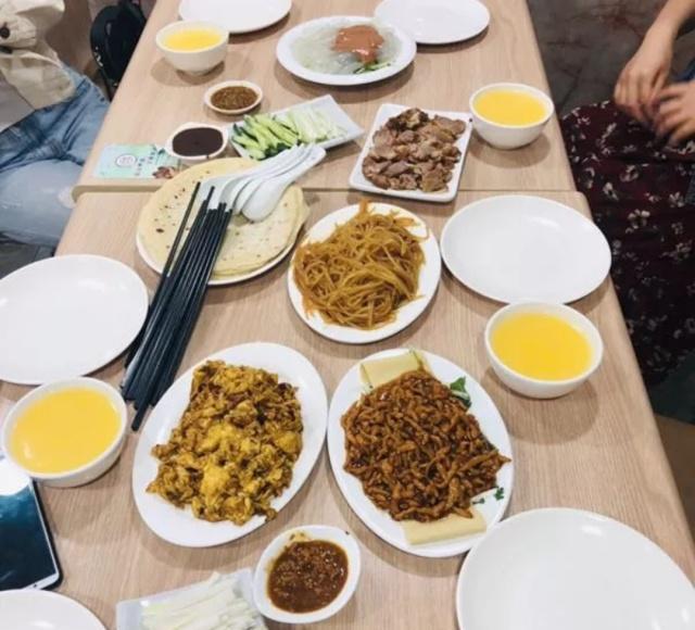 青岛最好吃的春饼,大饼卷一切,每次都吃撑,酱炒鸡蛋最喜欢