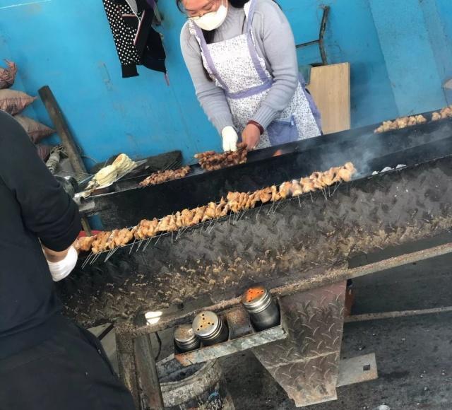 看看桌子上的酒和菜，就知道地道的青岛人开始享受夏天的美味啦