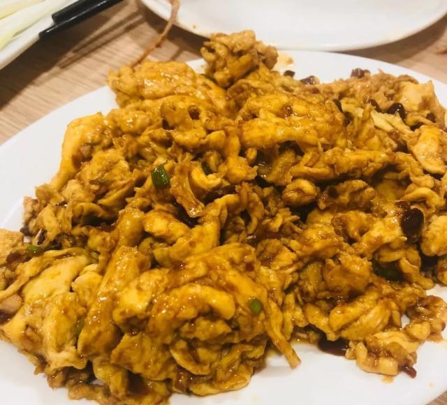 青岛最好吃的春饼,大饼卷一切,每次都吃撑,酱炒鸡蛋最喜欢