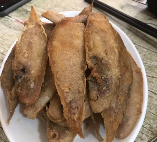 看看桌子上的酒和菜，就知道地道的青岛人开始享受夏天的美味啦