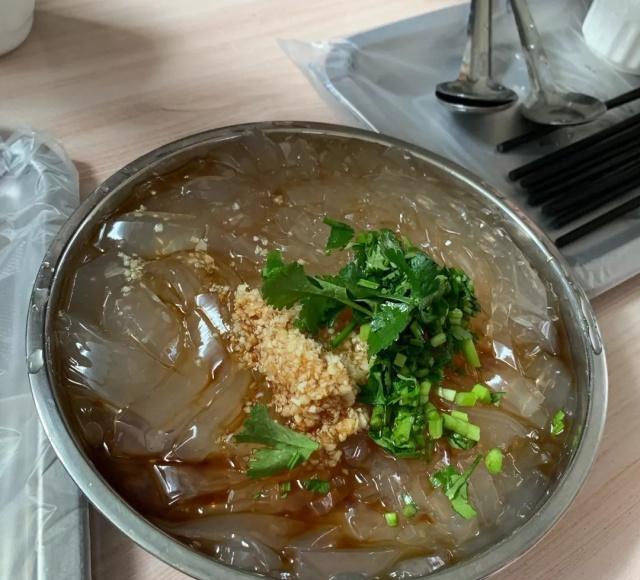 看看桌子上的酒和菜，就知道地道的青岛人开始享受夏天的美味啦
