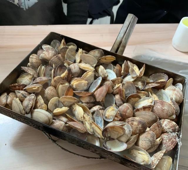 看看桌子上的酒和菜，就知道地道的青岛人开始享受夏天的美味啦