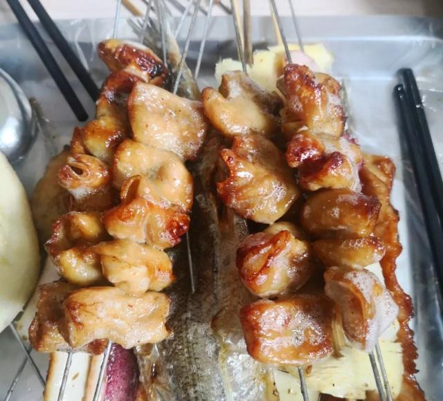 看看桌子上的酒和菜，就知道地道的青岛人开始享受夏天的美味啦
