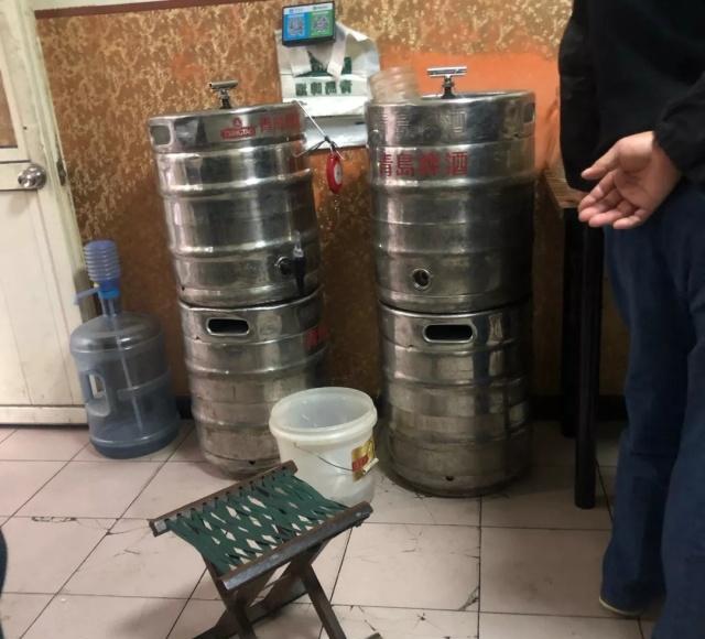 看看桌子上的酒和菜，就知道地道的青岛人开始享受夏天的美味啦