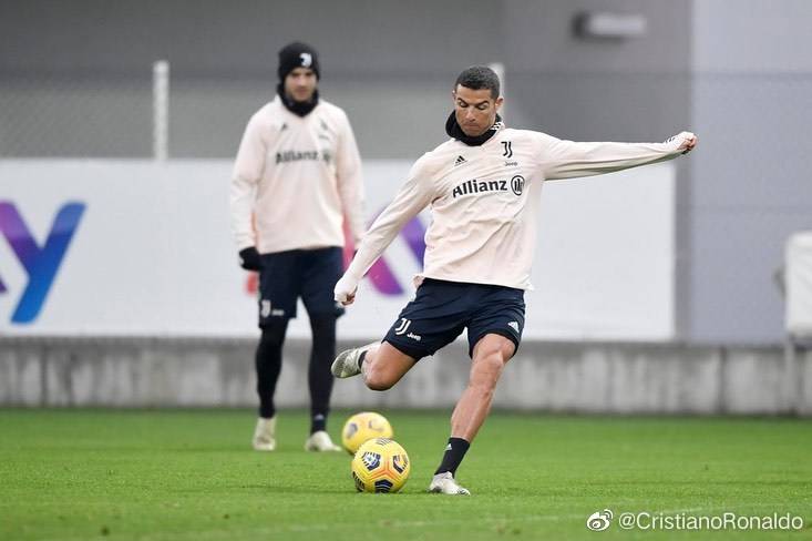 尤文图斯俱乐部球星c罗晒出自己2021年第一堂训练课的照片