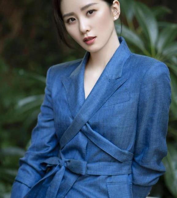 刘诗诗也太会穿了蓝色西装搭配渐变色百褶裙好高级美成焦点