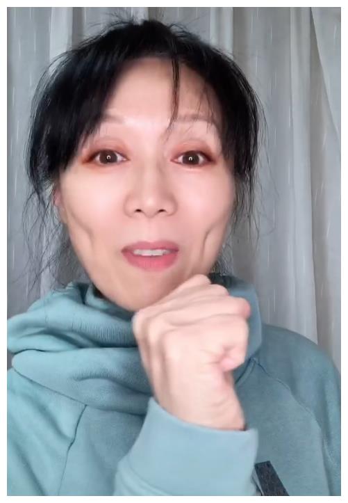 58岁吴琼罕露面,曾经甜美酒窝,如今瘦成这样