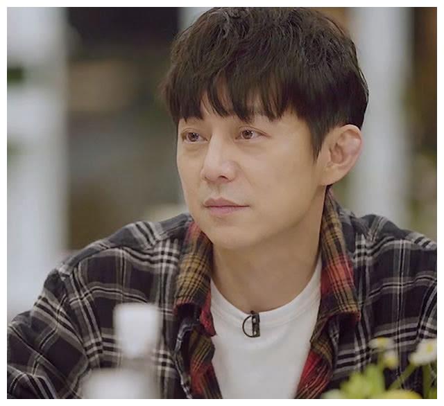 快乐家族真的老了!没有磨皮,维嘉颈纹严重,何炅皱纹让人心酸