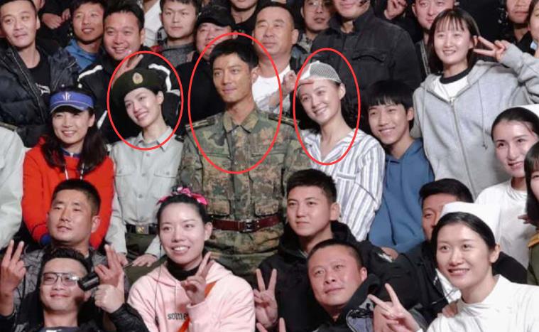 《王牌部队》主演合照,黄景瑜钟楚曦同框,肖战的肤色是认真的?