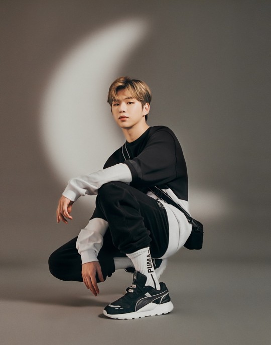 韩国歌手姜丹尼尔携手运动品牌推出联名运动鞋