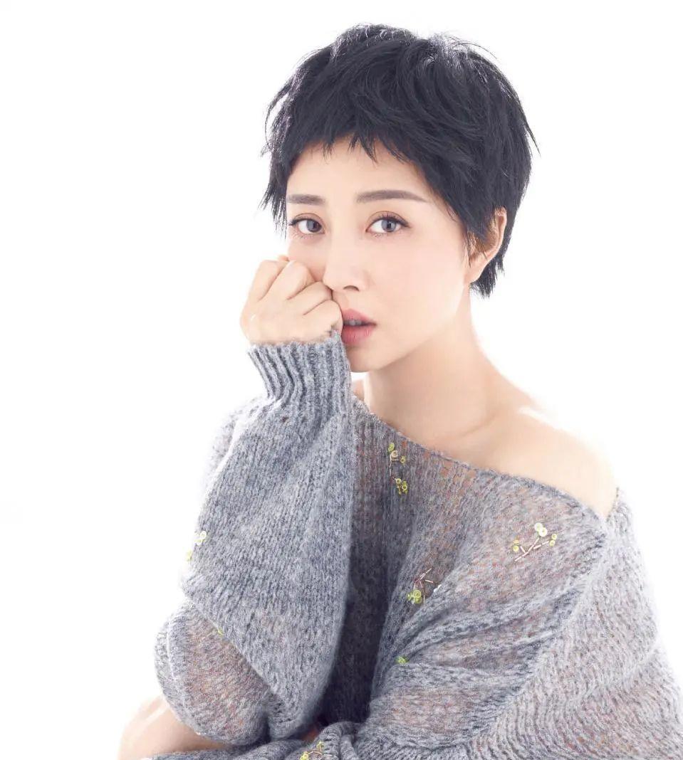 剪短发的殷桃,成了中年女人的穿搭模板_高清图集_新浪网