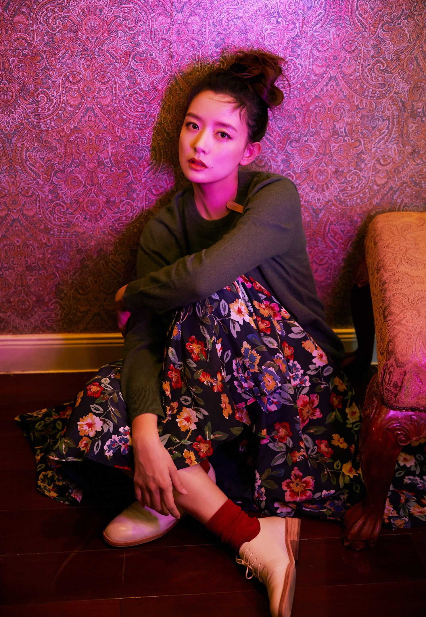 周奇奇解锁复古文艺大片 仙美碎花裙演绎秋日浪漫