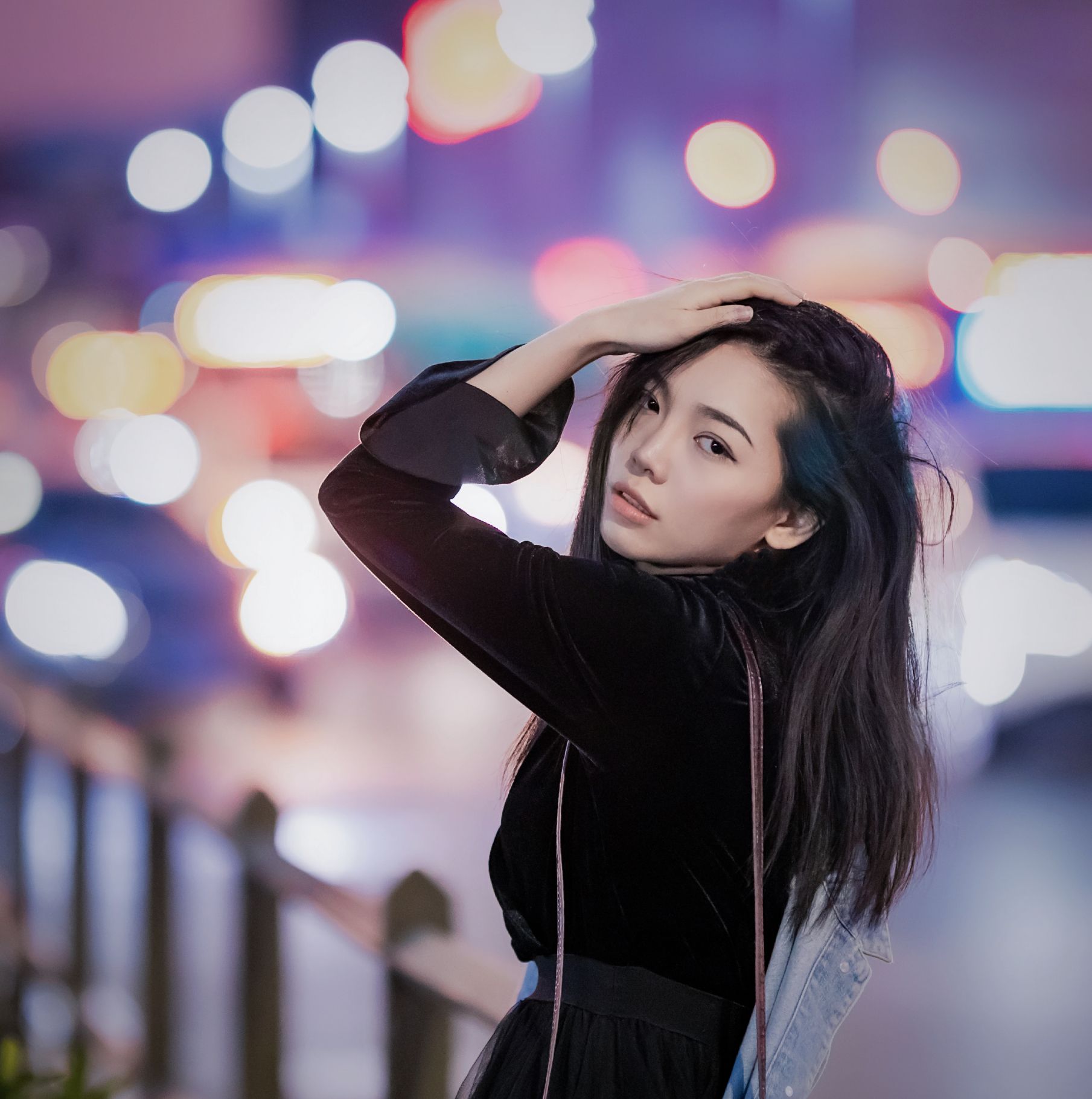 时尚街拍,夜晚总喜欢一个人站在马路边