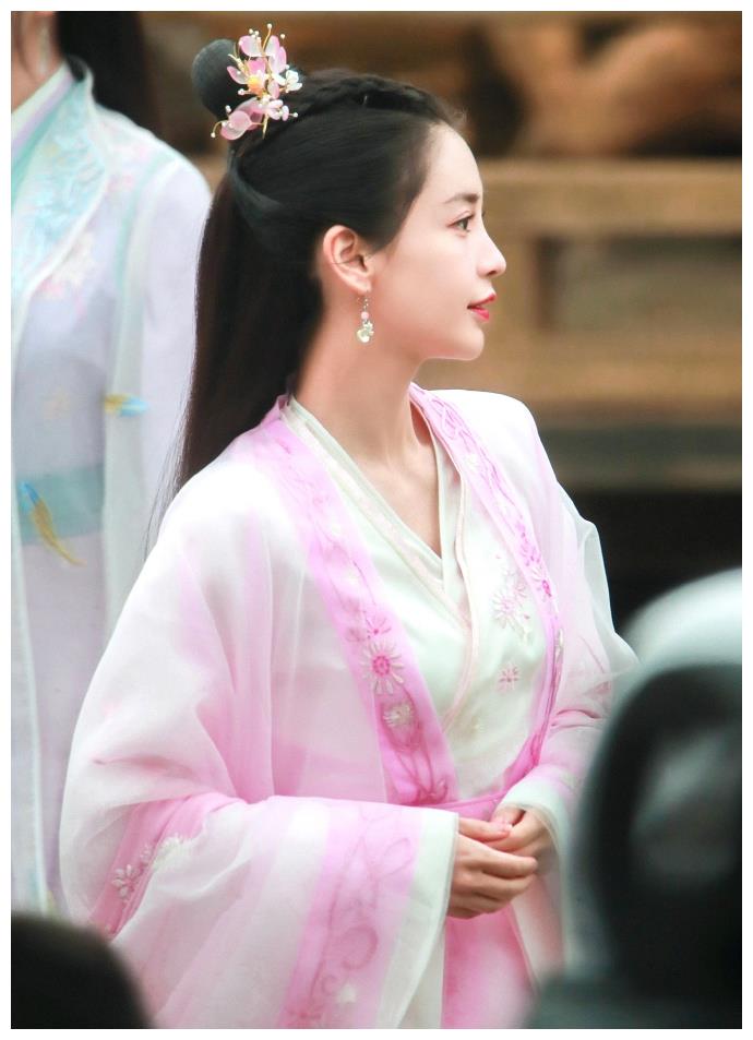 angelababy新剧古装造型曝光 穿粉衣仙气飘飘