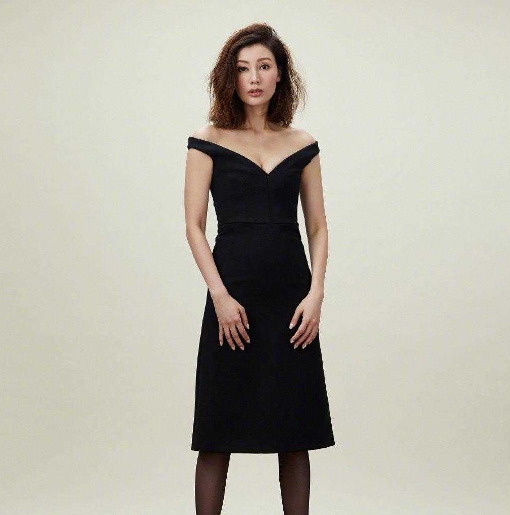 李嘉欣真嫁对老公了,穿浅绿色连衣裙配盘发亮相,老公一直牵着手__财经