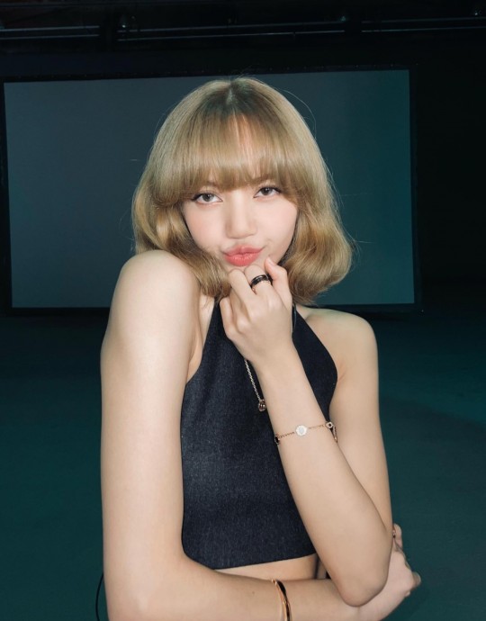 blackpink成员lisa社交网站发照庆祝组合出道五周年