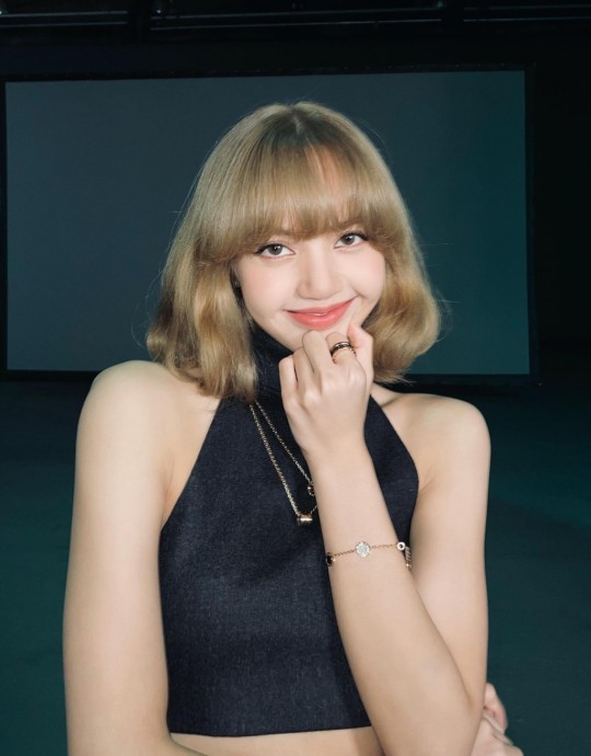 blackpink成员lisa社交网站发照庆祝组合出道五周年