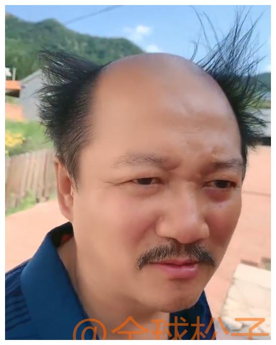 谢广坤发型愈发"不羁",与女歌手同框直播,举止轻浮不太尊重人